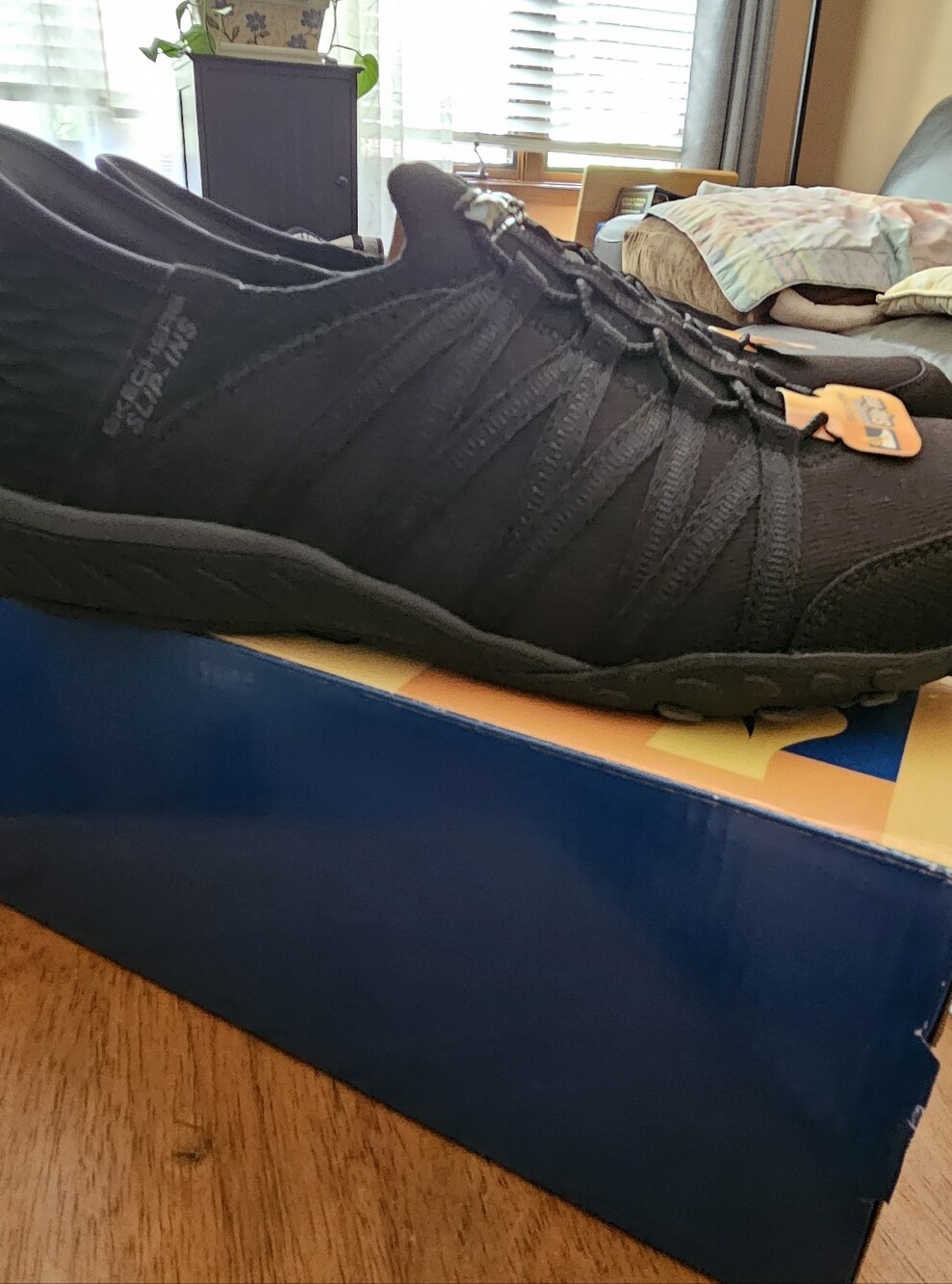 Skechers Women's Breathe Easy Roll with Me Slip-Ins Size 10 Black New In Box